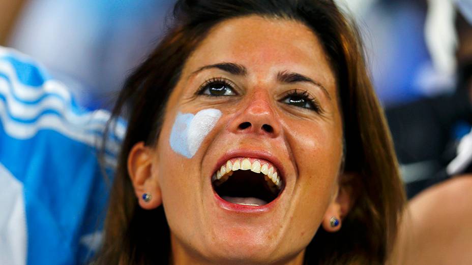Torcedora argentina aguarda o início do jogo contra a Bósnia no Maracanã, no Rio
