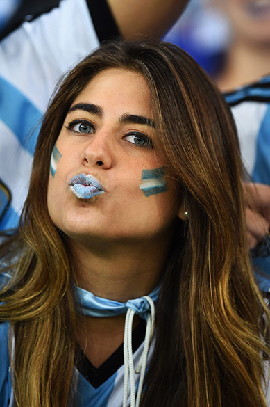 Torcedora argentina aguarda o início do jogo contra a Bósnia no Maracanã, no Rio