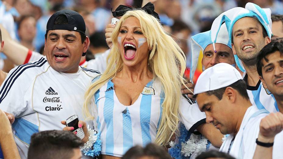 Torcedores da Argentina antes do jogo contra a Bósnia no Maracanã, no Rio