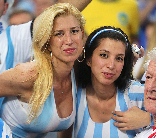 Torcedoras argentinas aguardam o início do jogo contra a Bósnia no Maracanã, no Rio