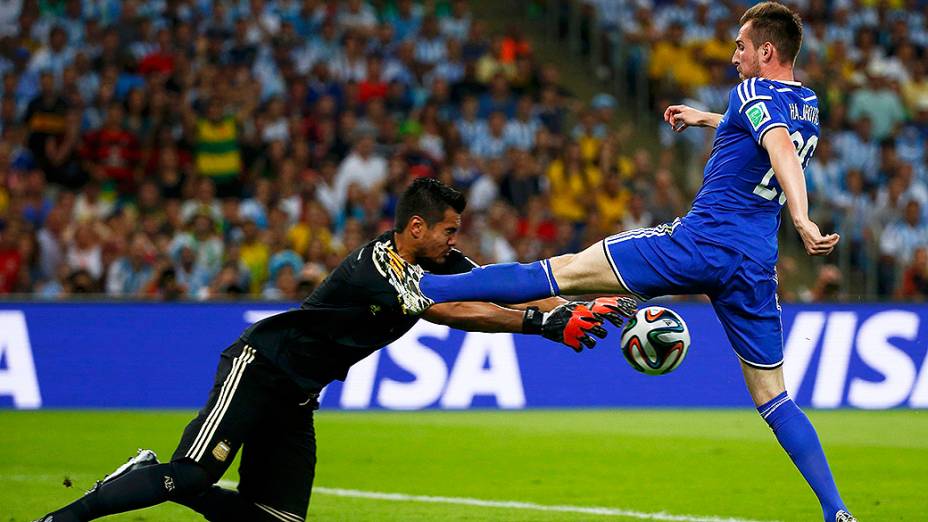 O goleiro Sergio Romero pega a bola no jogo contra a Bósnia no Maracanã, no Rio