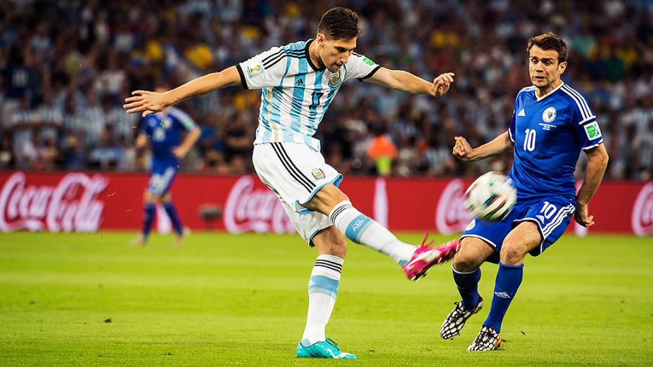 Federico Fernández, da Argentina, afasta a bola no jogo contra a Bósnia no Maracanã, no Rio