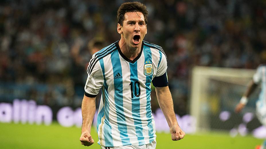 Lionel Messi comemora o segundo gol da Argentina contra a Bósnia no Maracanã, no Rio
