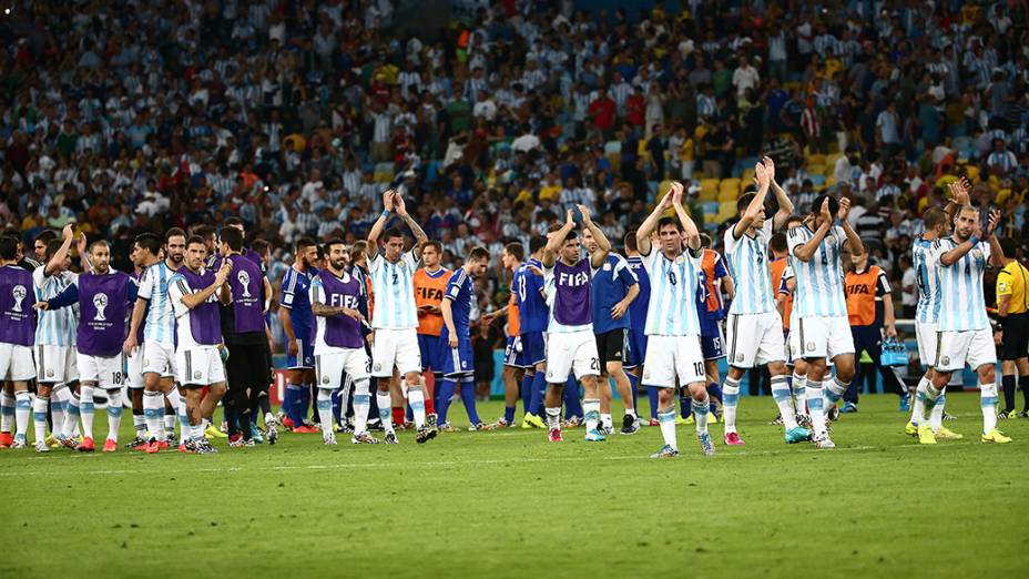 Jogadores da Argentina comemoram a vitória de 2 a 1 contra a Bósnia no Maracanã, no Rio