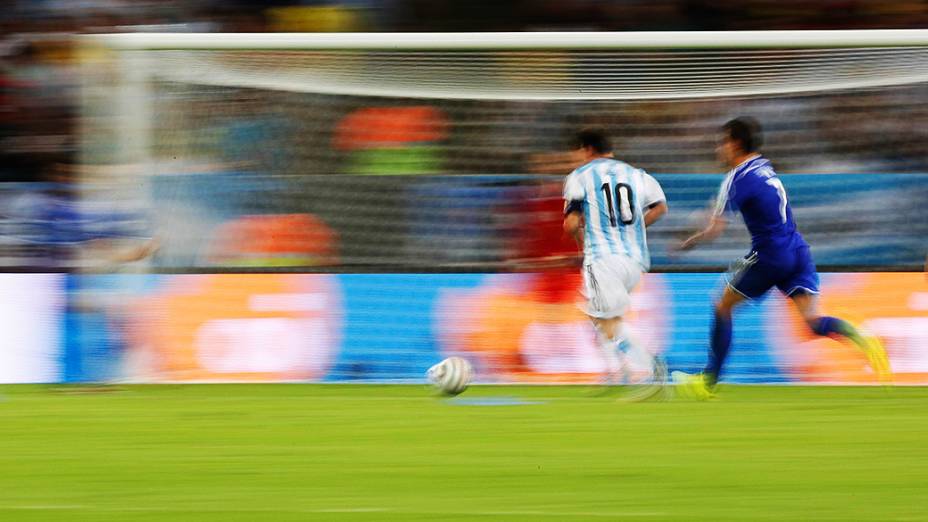 Lionel Messi marca o segundo gol da Argentina contra a Bósnia no Maracanã, no Rio