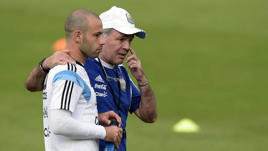 O técnico argentino, Alejandro Sabella, conversa com o meia, Javier Mascherano, durante treinamento da Seleção, em Belo Horizonte