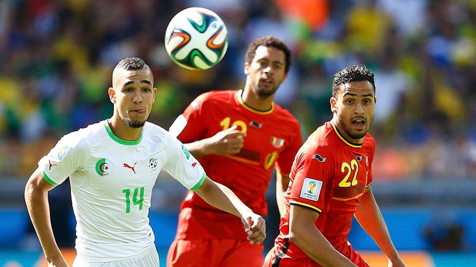 Jogadores disputam a bola no jogo entre Bélgica e Argélia no Mineirão, em Belo Horizonte