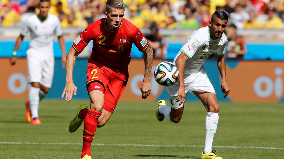 Jogadores disputam a bola no jogo entre Bélgica e Argélia no Mineirão, em Belo Horizonte