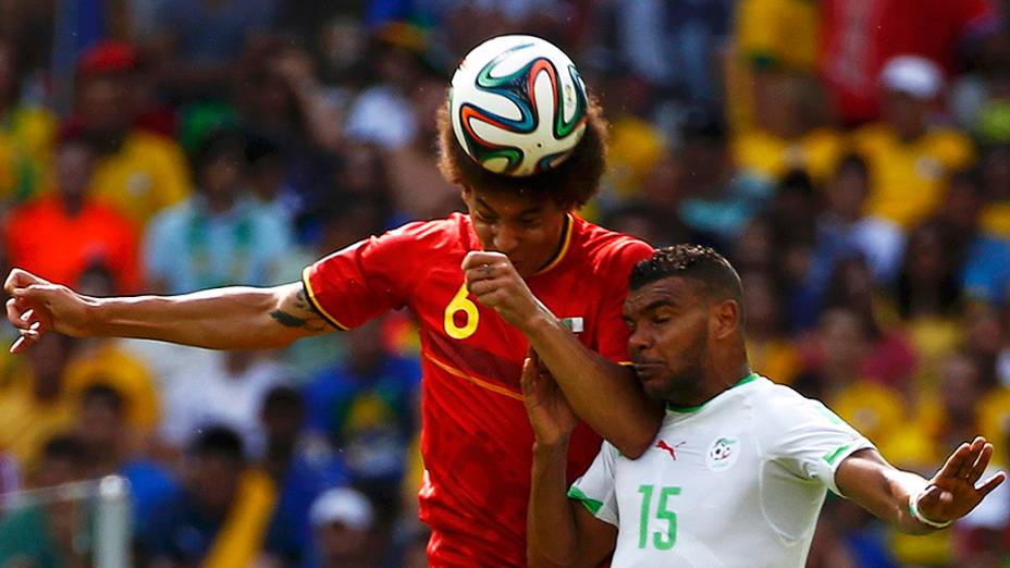 Axel Witsel, da Bélgica, cabeceia a bola no jogo contra a Argélia no Mineirão, em Belo Horizonte