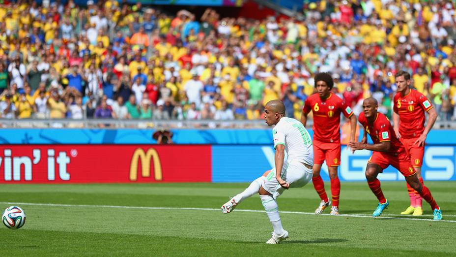 Sofiane Feghouli cobra pênalti contra a Bélgica e marca o primeiro gol da Argélia no Mineirão, em Belo Horizonte