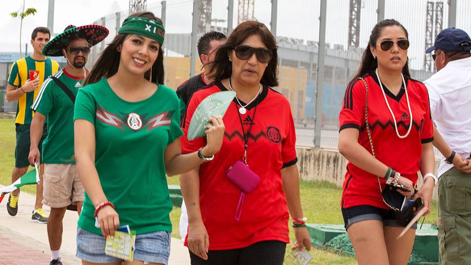 Torcedoras do México chegam no Castelão para o jogo contra o Brasil, em Fortaleza