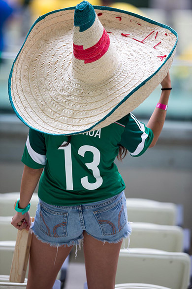 Torcedora do México durante o jogo contra o Brasil no Castelão, em Fortaleza