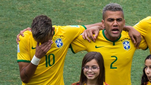 Neymar se emociona durante o Hino Nacional no Castelão, em Fortaleza