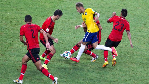 Neymar é macado por quatro jogadores do México no Castelão, em Fortaleza