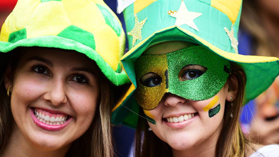 Torcedoras brasileiras durante o jogo contra o México no Castelão, em Fortaleza