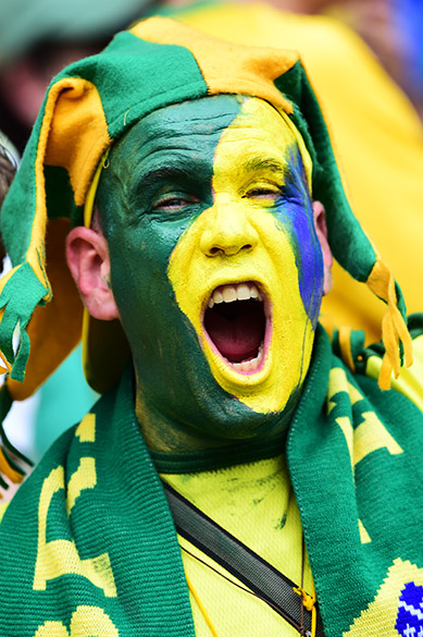 Torcedor pinta o rosto com as cores do Brasil no jogo contra o México no Castelão, em Fortaleza