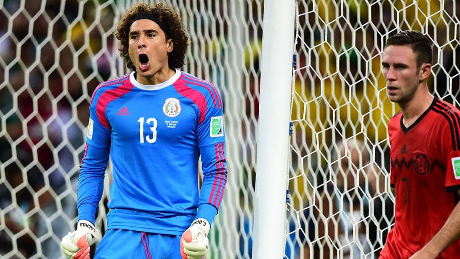 Goleiro Ochoa, do México, durante jogo contra o Brasil, em Fortaleza