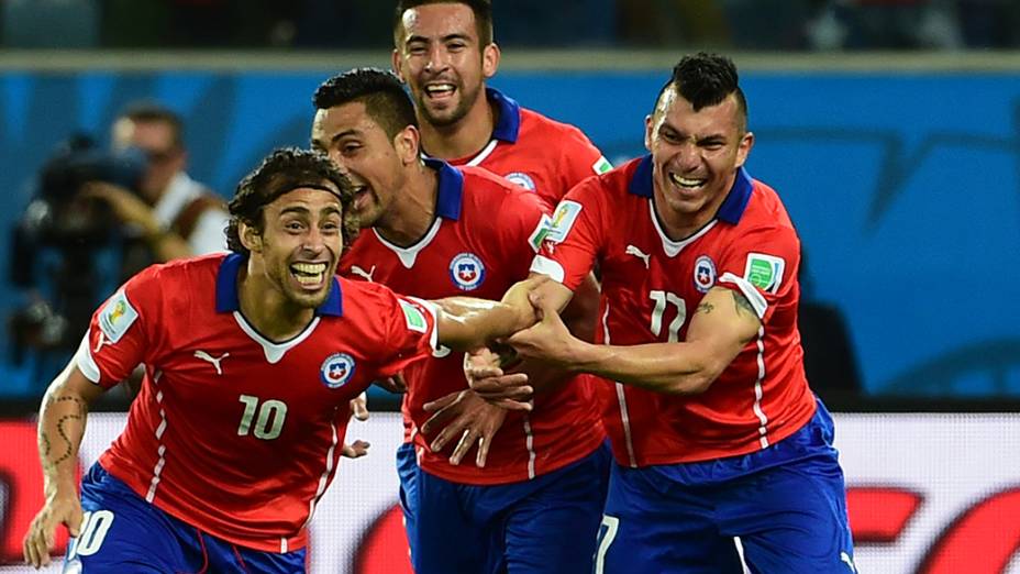 Valdivia comemora o segundo do Chile sobre a Austrália na Arena Pantanal, em Cuiabá (MT)