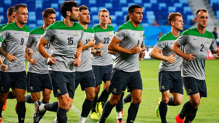 Seleção da Austrália faz aquecimento antes do jogo contra o Chile, na Arena Pantanal em Cuiabá