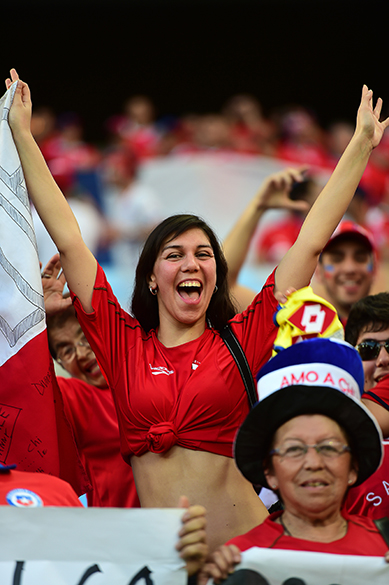 Torcedora chilena aguarda o início do jogo contra a Austrália, na Arena Pantanal em Cuiabá