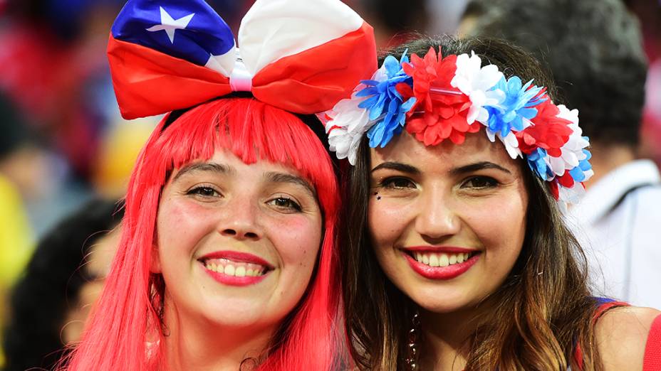 Torcedoras chilenas aguardam o início do jogo contra a Austrália, na Arena Pantanal em Cuiabá