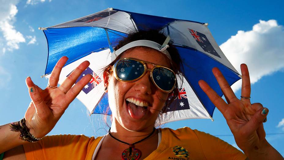 Torcedora da Austrália posa para foto antes do jogo contra o Chile, na Arena Pantanal em Cuiabá