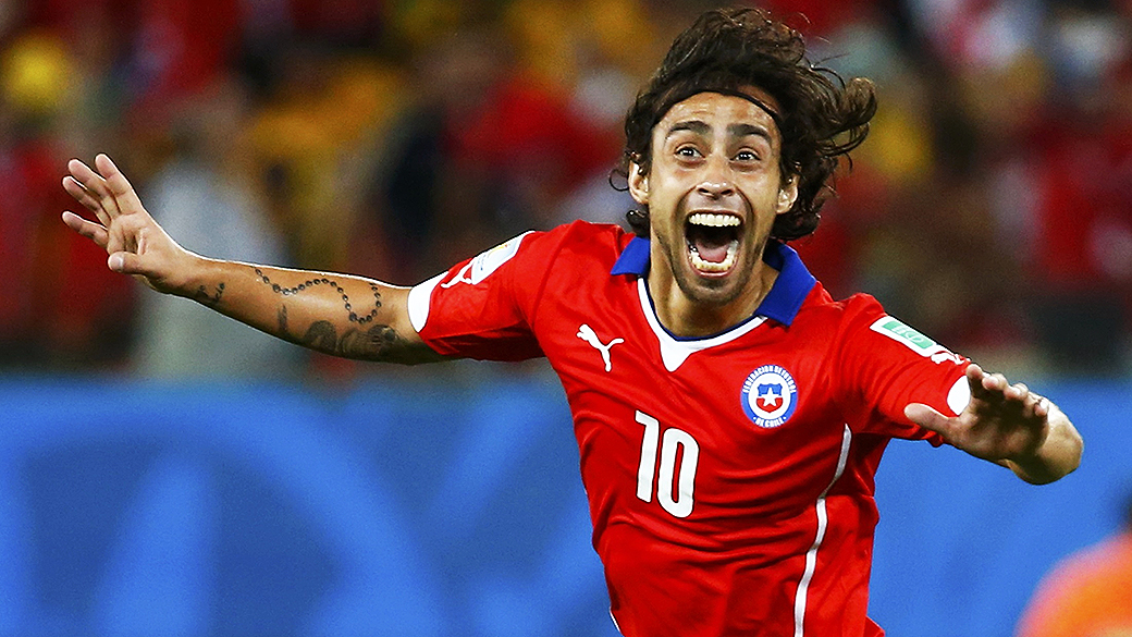 O chileno Valdivia comemora gol contra a Austrália, na Arena Pantanal em Cuiabá