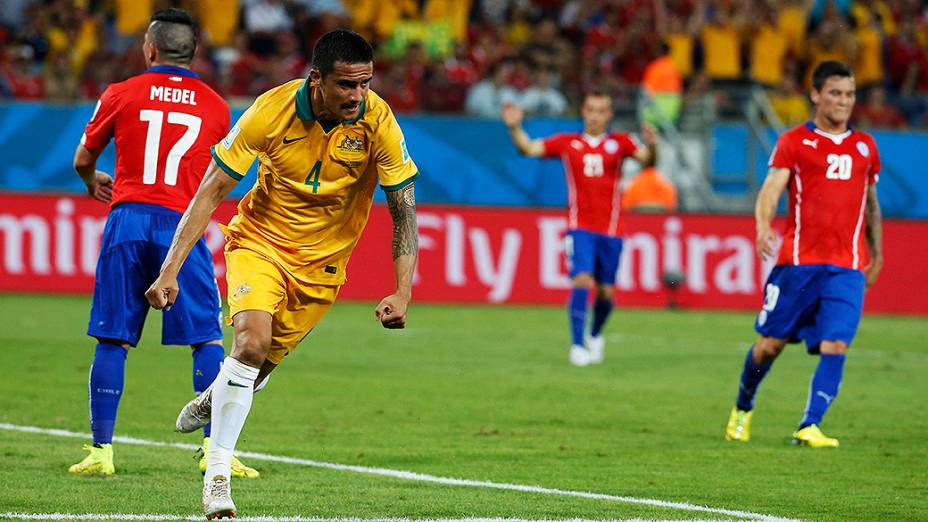 O australiano Tim Cahill comemora gol contra o Chile, na Arena Pantanal em Cuiabá