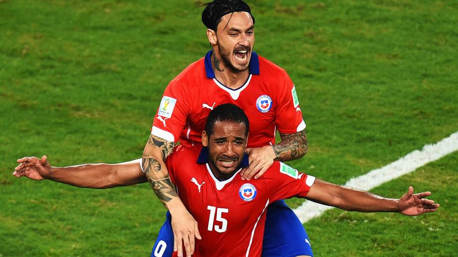 Os jogadores do Chile Mauricio Pinilla e Jean Beausejour comemoram o terceiro gol contra a Austrália, na Arena Pantanal em Cuiabá