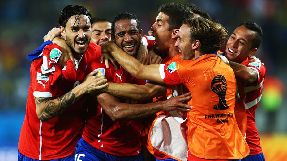 Jogadores do Chile comemoram o terceiro gol da equipe contra a Austrália, na Arena Pantanal em Cuiabá