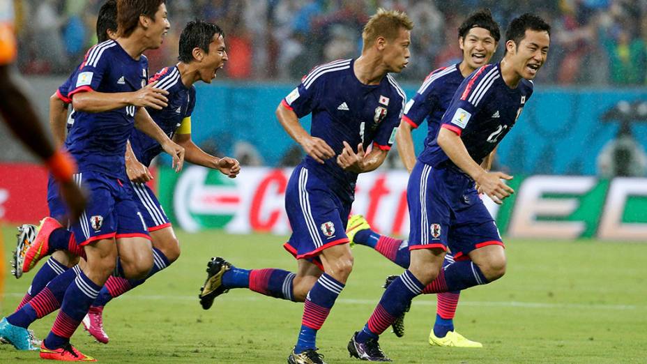 Jogadores do Japão comemoram o gol marcado por Keisuke Honda contra a Costa do Marfim na Arena Pernambuco, em Recife