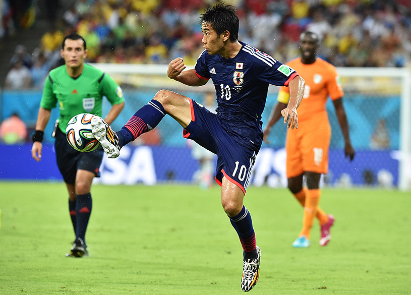 O japonês Shinji Kagawa domina a bola no jogo contra a Costa do Marfim na Arena Pernambuco, em Recife