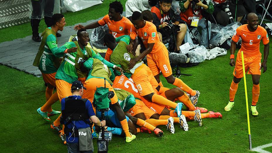 Jogadores da Costa do Marfim comemoram gol contra o Japão na Arena Pernambuco, em Recife