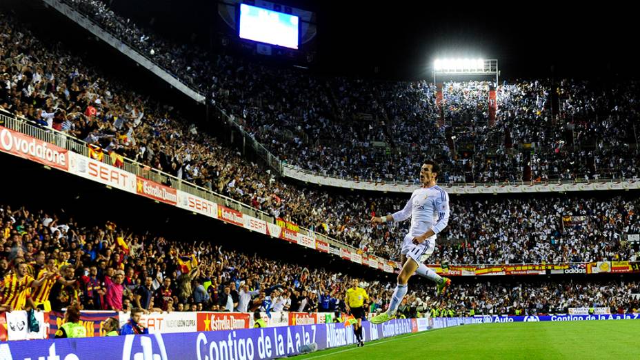 Gareth Bale comemora o gol da vitória do Real Madrid contra o Barcelona na final na Copa do Rei