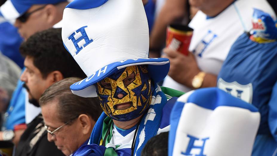 Torcedor de Honduras aguarda o início do jogo contra a França no Beira-Rio, em Porto Alegre