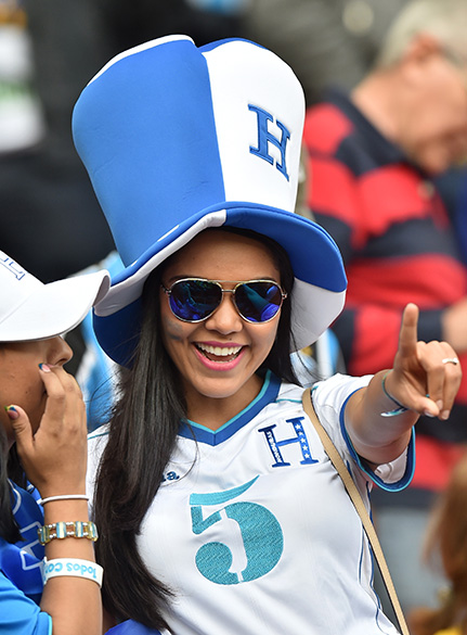Torcedora de Honduras aguarda o início do jogo contra a França no Beira-Rio, em Porto Alegre