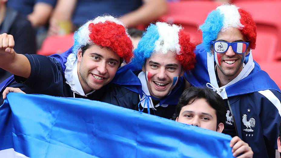 Torcedores da França aguardam o início do jogo contra Honduras no Beira-Rio, em Porto Alegre