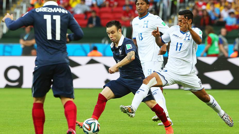 O francês Mathieu Valbuena é marcado pelo jogador de Honduras no Beira-Rio, em Porto Alegre