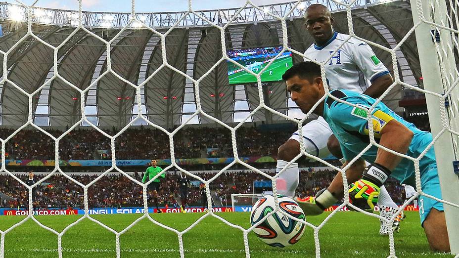 O goleiro de Honduras, Noel Valladares tenta salvar a bola chutada pelo francês Benzema no Beira-Rio, em Porto Alegre