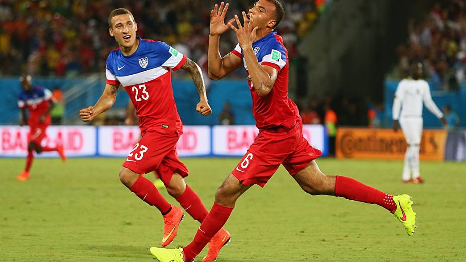 John Brooks (dir.) comemora ao marcar o gol da vitória dos Estados Unidos sobre Gana