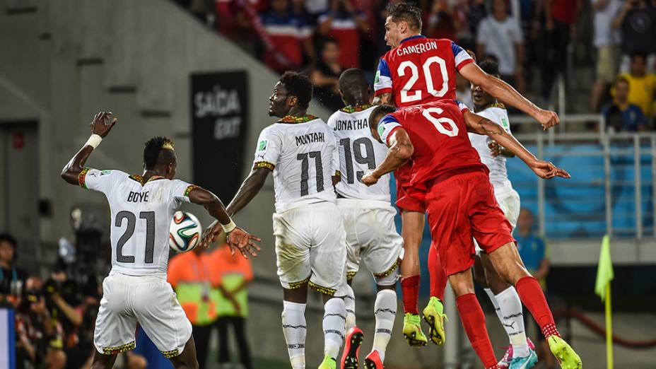 John Brooks cabeceia para marcar o gol da vitória dos Estados Unidos sobre Gana