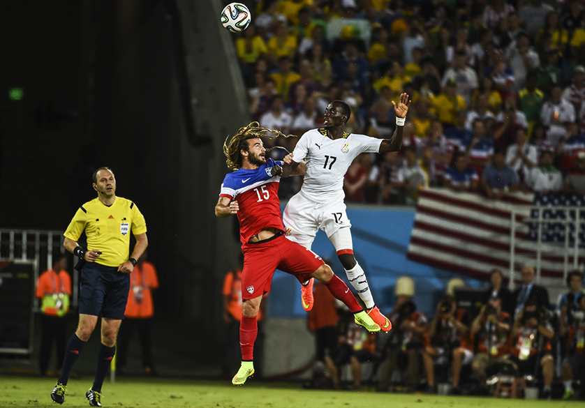 O americano Kyle Beckerman disputa a bola com Mohammed Rabiu, de Gana, em Natal