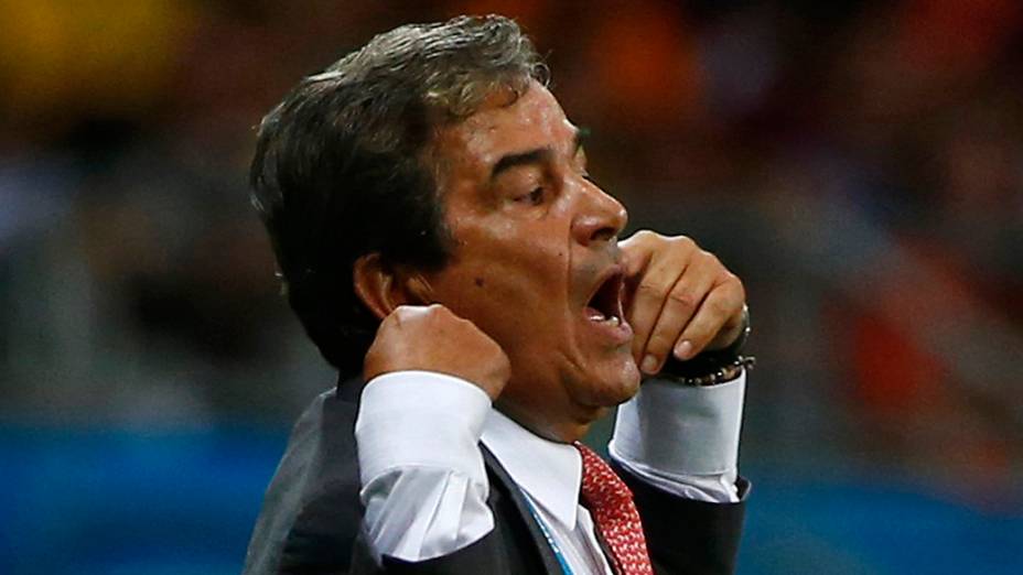 O técnico da Costa Rica, Jorge Luis Pinto, durante partida contra a Holanda, na arena Fonte Nova, em Salvador