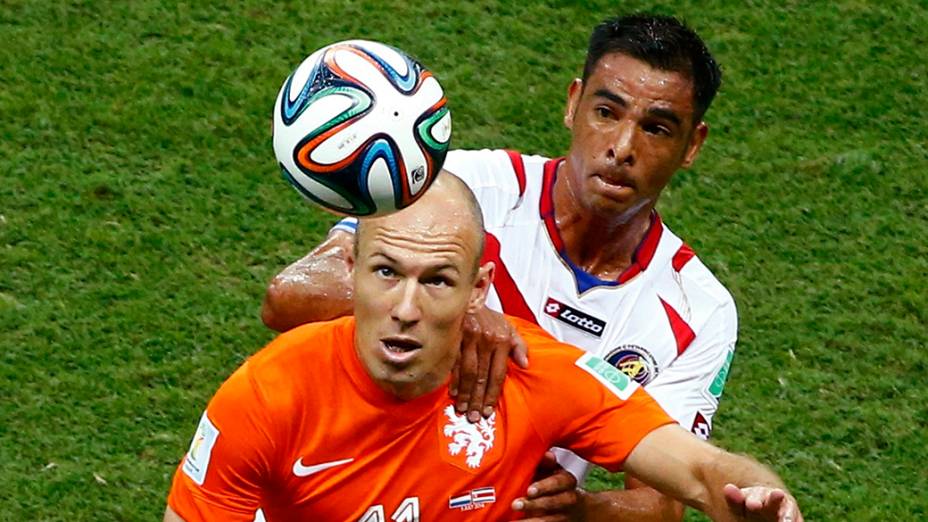 O holandês, Arjen Robben,durante lance com o jogador da Costa Rica, Michael Umana, em partida na arena Fonte Nova, em Salvador