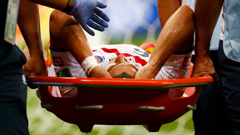 O jagador Cristian Gamboa, é socorrido durante partida das quartas de final, contra a Holanda, na arena Fonte Nova, em Salvador