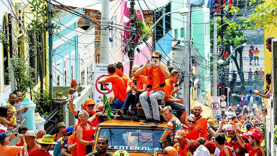 Torcedores da Holanda caminham pelas ruas de Salvador antes do jogo contra a Espanha na Arena Fonte Nova