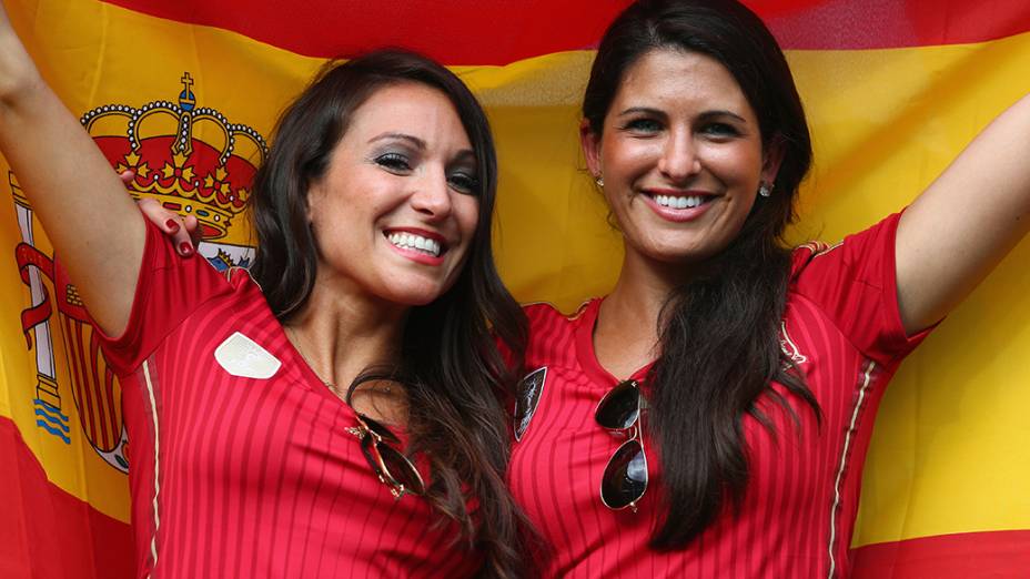 Torcedoras da Espanha seguram a bandeira do país antes do jogo contra a Holanda na Arena Fonte Nova, em Salvador