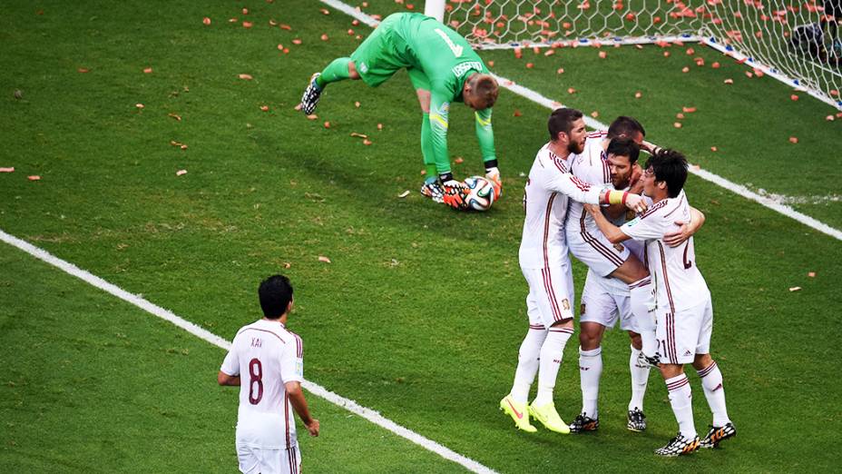 Jogadores da Espanha comemoram gol contra a Holanda, na Arena Fonte Nova em Salvador