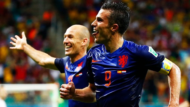 Robin van Persie comemora o quarto gol da Holanda contra a Espanha, na Arena Fonte Nova em Salvador