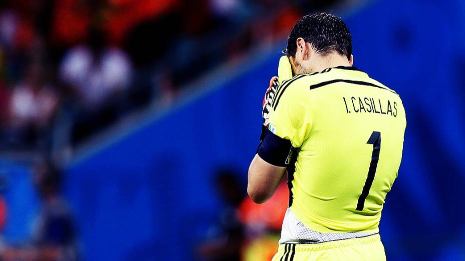O goleiro Iker Casillas lamenta a derrota da Espanha no jogo contra a Holanda, na Arena Fonte Nova em Salvador